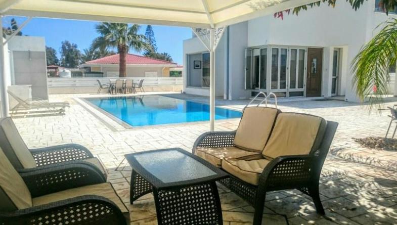3 Bedroom Luxury Villa Pervolia for Holiday Rental